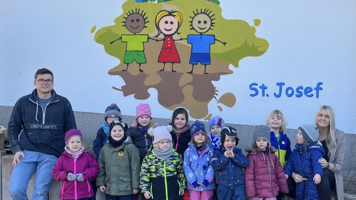 Farbenfroh und bunt strahlt die Fassade des Kindergartens Heggen. von privat