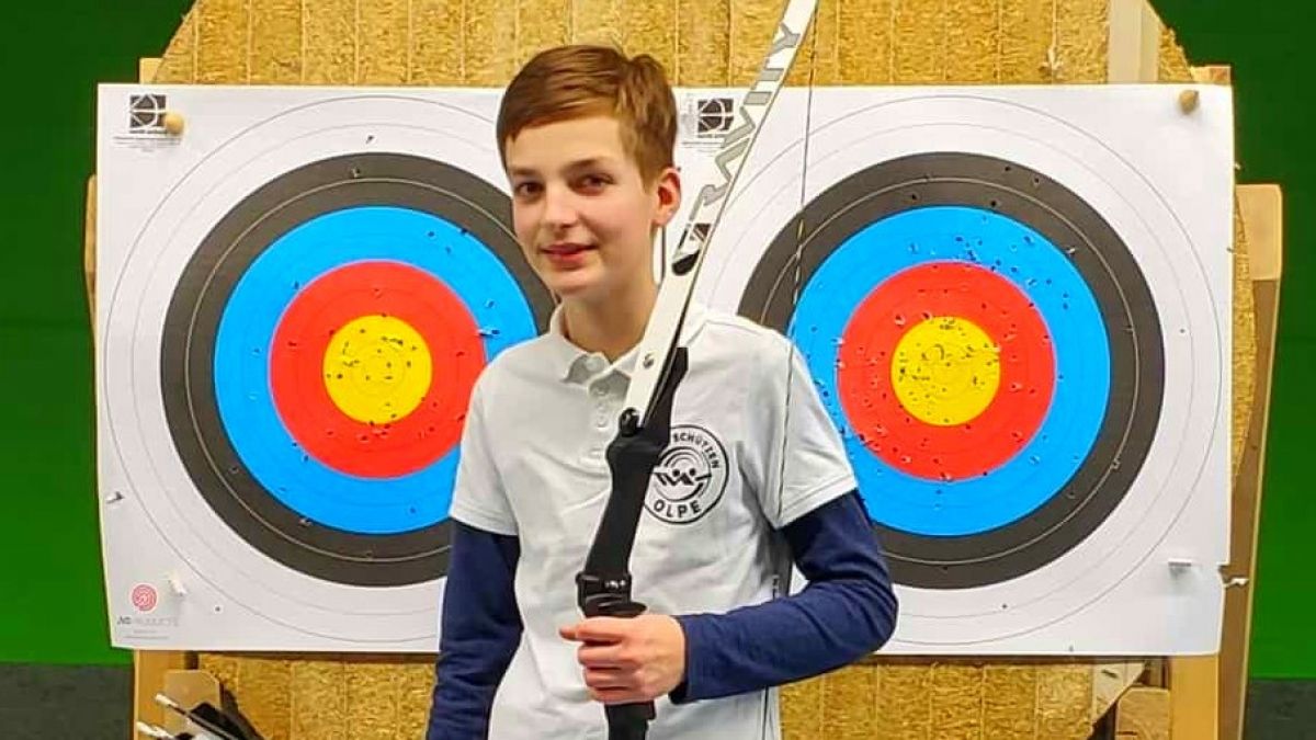 Felix Willeke ist Schüler-Landesmeister NRW in der Disziplin Blankbogen Halle von privat