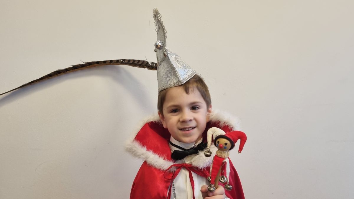Der fünfjährige Mihran strahlt sichtlich im Kinderprinzen-Kostüm. von privat
