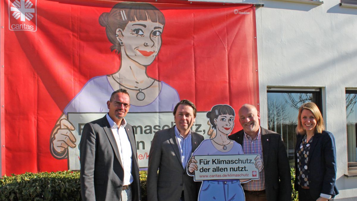 Das Team der Caritas-Geschäftsleitung wirbt mit „Jenny“ für „Klimaschutz, der allen nutzt“. von Caritasverband Olpe: Janine Clemens