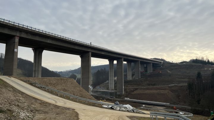 Auf der Talbrücke Eisern wird in der kommenden Woche der Verkehr auf das neue Bauwerk umgelegt.