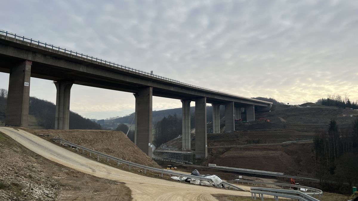Auf der Talbrücke Eisern wird in der kommenden Woche der Verkehr auf das neue Bauwerk umgelegt. von Autobahn Westfalen/Anke Bruch