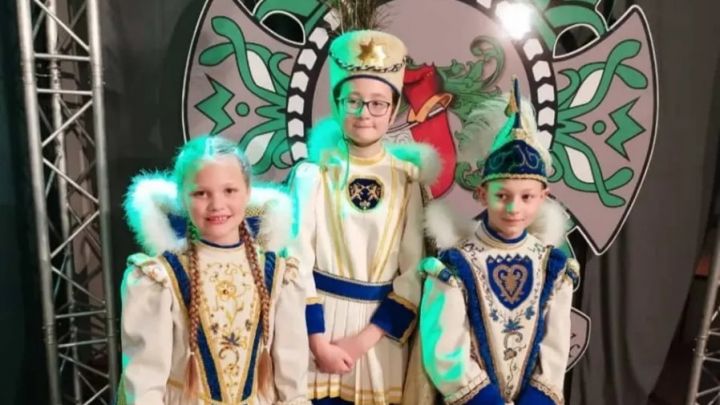 Prinz Fabian Greshake, Jungfrau Liv Lamers und Bauer Mika König regieren als Kinder-Dreigestirn.