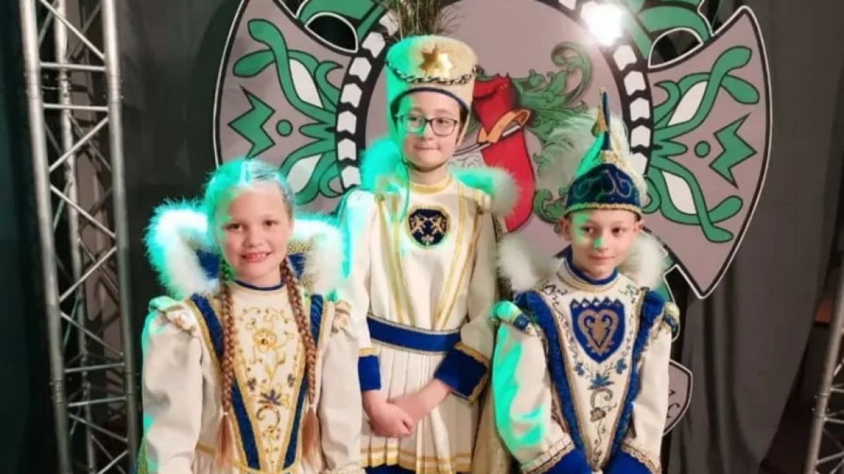 Prinz Fabian Greshake, Jungfrau Liv Lamers und Bauer Mika König regieren als Kinder-Dreigestirn. von privat