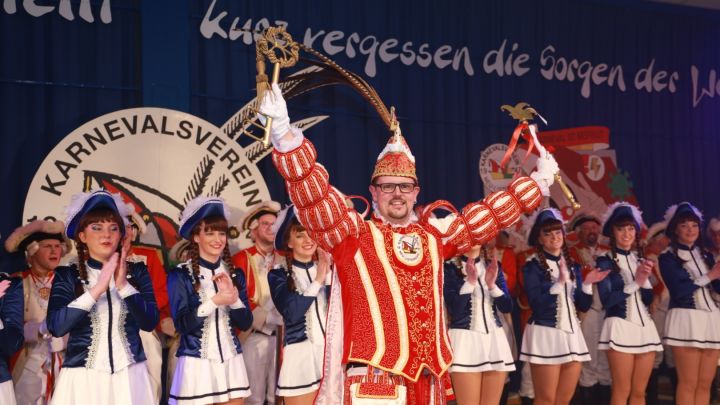 Hoch lebe der neue Prinz von Neu-Listernohl, Frank II. (Burghaus).