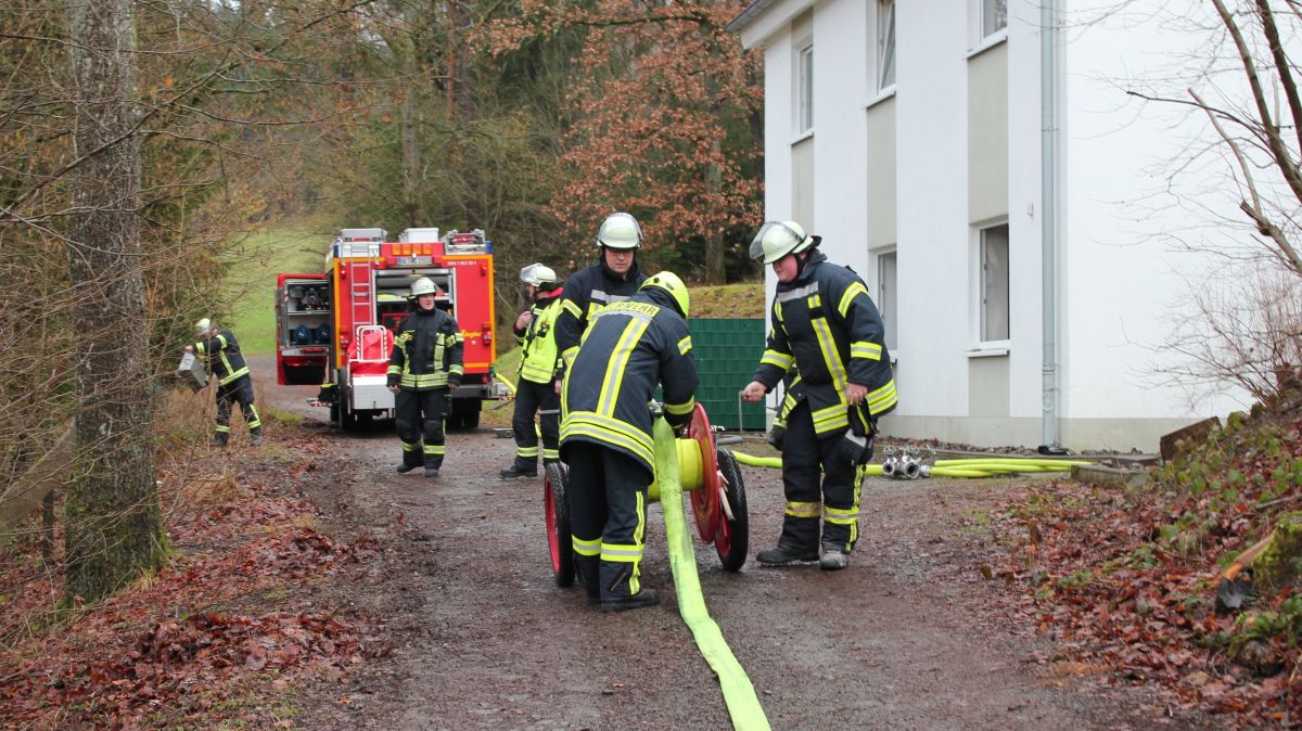 Ein Großaufgebot an Rettungskräften war in der kleinen Siedlung Drachenfels in Elben im Einsatz. von Wolfgang Schneider