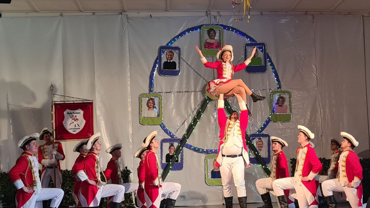 Die Roten Funken Lichtringhausen auf der Maumker Bühne. von Nicole Voss