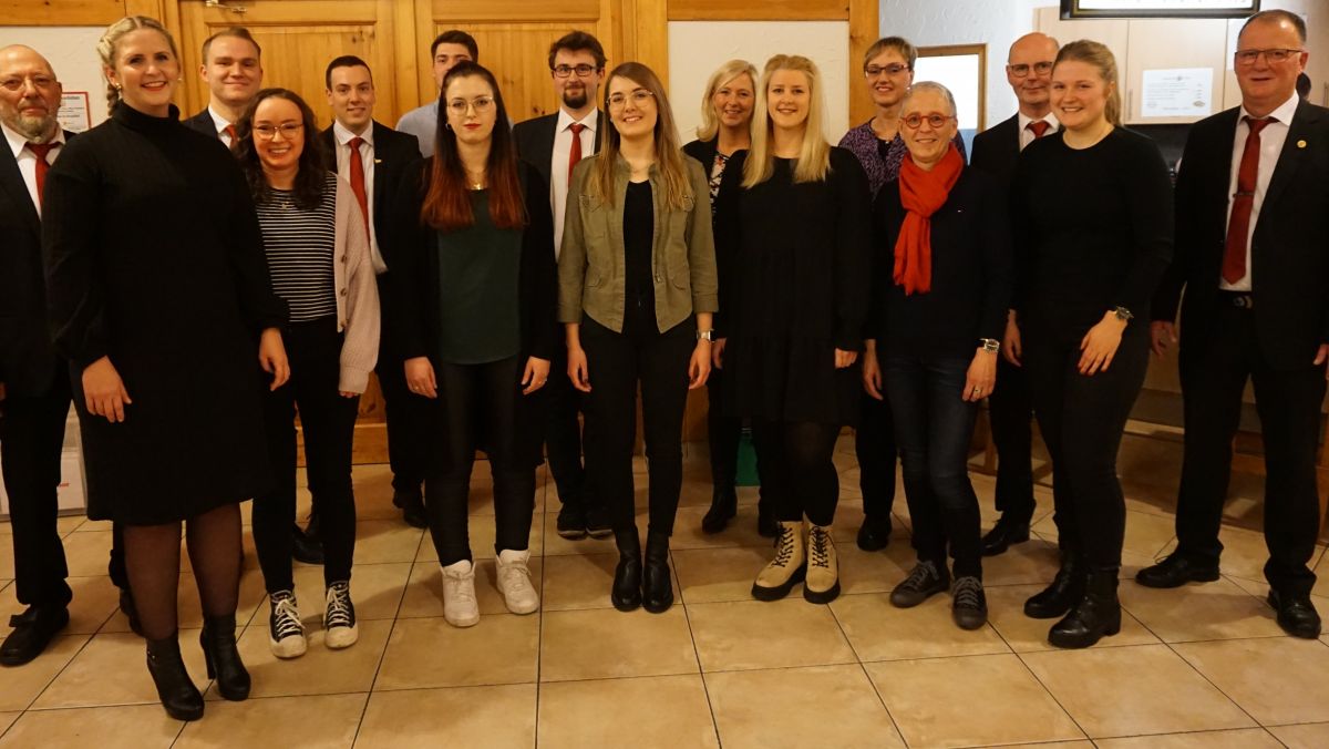 Zum runden Vereinsgeburtstag hatten die Jubilare der Möllmicker Chöre besonderen Grund zur Freude. von Joachim Jung