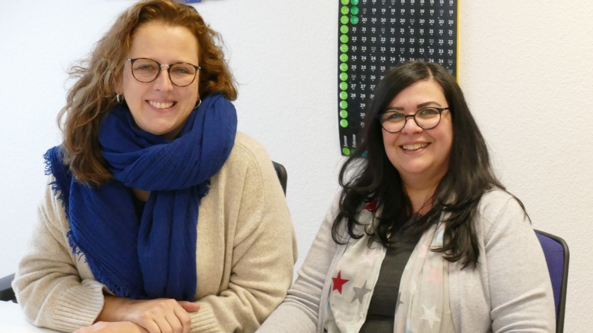 Dagmar Sprenger (links) und Pune Yahyaei vom Kommunalen Integrationszentrum des Kreises Olpe organisieren die interkulturelle Frauenkonferenz. von Kreis Olpe