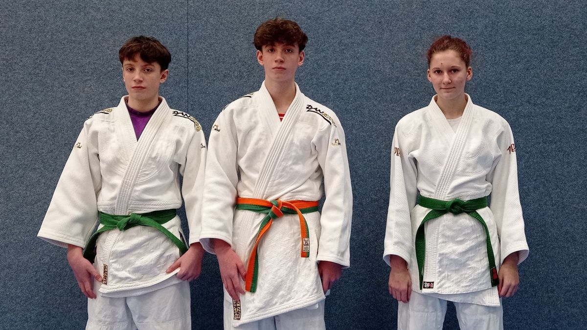 Die Attendorner Judoka (von links) Matti und Jannes Stickdorn sowie Janna Götzen. von privat