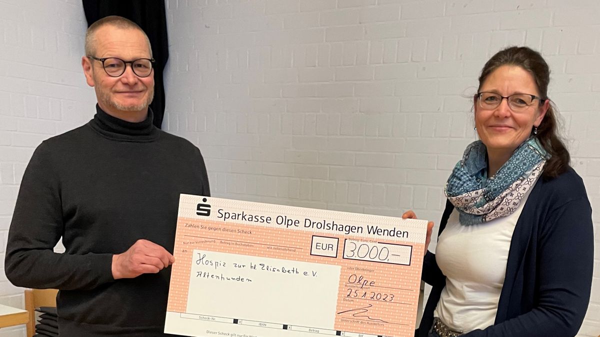 Andreas König vom St. Elisabeth Hospiz und Carmen Hinze vom Vorstandsteam der Frauen in St. Martinus Olpe. von privat