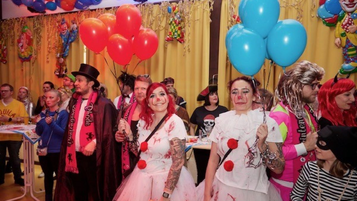 Einen ausgelassenen närrischen Frühschoppen feierten die Karnevalisten in Rhode. von privat