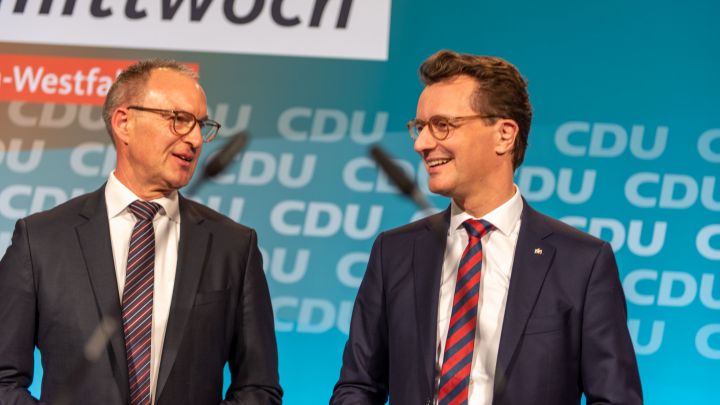 Ministerpräsident Hendrik Wüst (rechts) mit dem Olper CDU-Kreisvorsitzenden Jochen Ritter.
