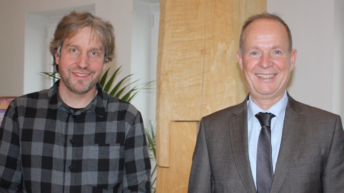 Theo Melcher (rechts) heißt Dr. Matthias Mann als neuen Geschäftsführer der EEBE im Kreis Olpe mbH willkommen. von Kreis Olpe