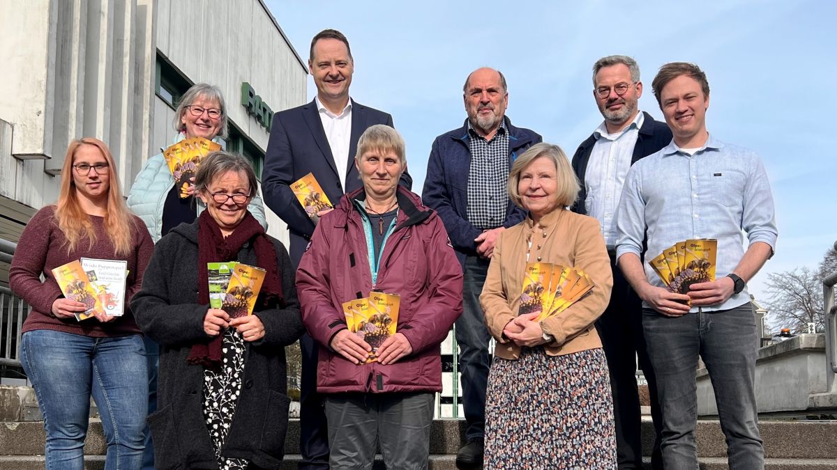 Bürgermeister Peter Weber (4.v.l), Umweltschutzbeauftragte Sabine Melzer-Baldus (3.v.r.) und Amtsleiter Arne Bubenheim (ganz rechts) freuen sich mit einigen der Mitwirkenden auf den Start des neuen Veranstaltungsjahres. von Kreisstadt Olpe