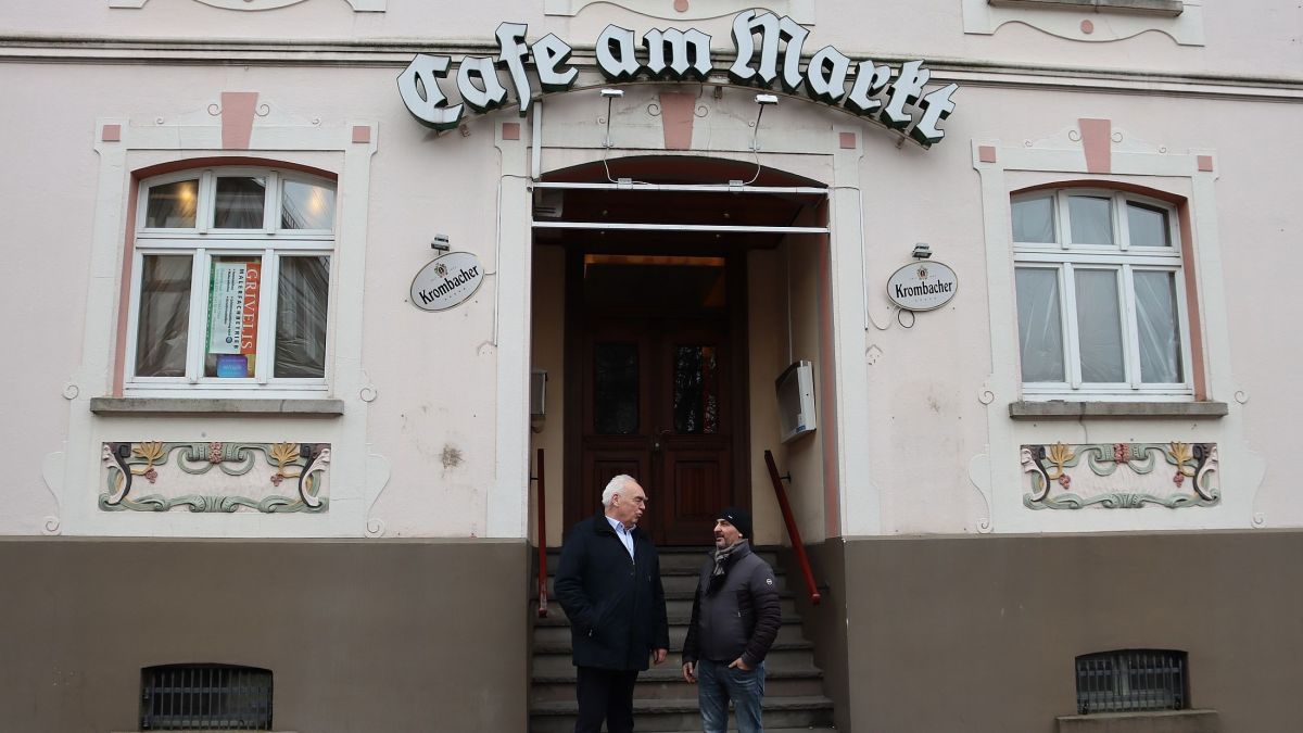 Hausbesitzer Heinz-Albert Schürholz (li.) und Pächter Michaelangelo Pintaudi wollen das Cafe am Markt neu beleben. von Rüdiger Kahlke