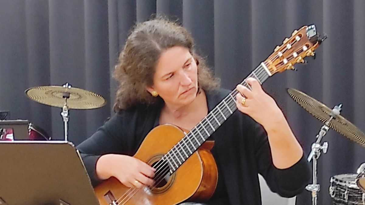 Judith Dingerkus an der Gitarre beim „Vorspiel der Erwachsenen“ der Musikschule Attendorn. von Musikschule der Hansestadt Attendorn