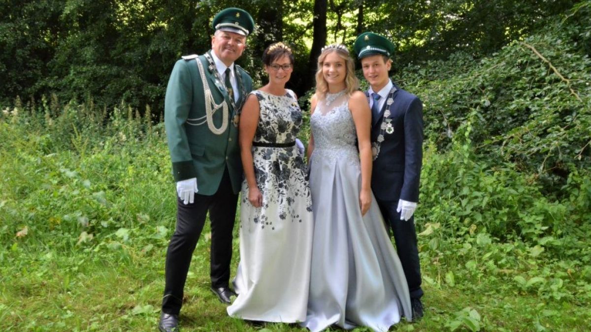 Das Königspaar Sören Sondermann und Anna Kemper (rechts) sowie das Kaiserpaar Thomas und Dagmar Pfeifer freuen sich aufs Jubiläumsfest. von privat