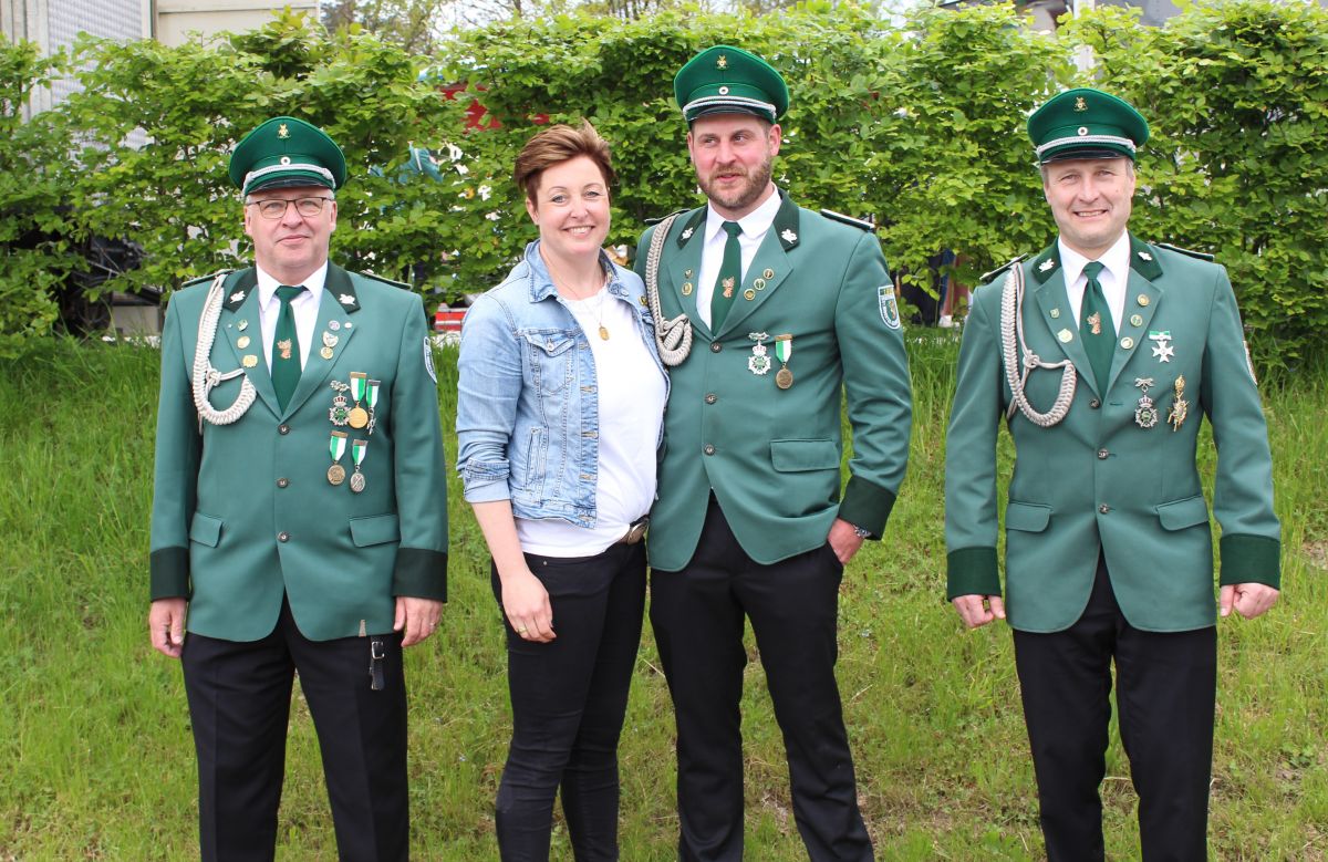 Das neue Kaiserpaar Julian und Isabell Feldmann mit seinen Offizieren. von Annkathrin Baranek