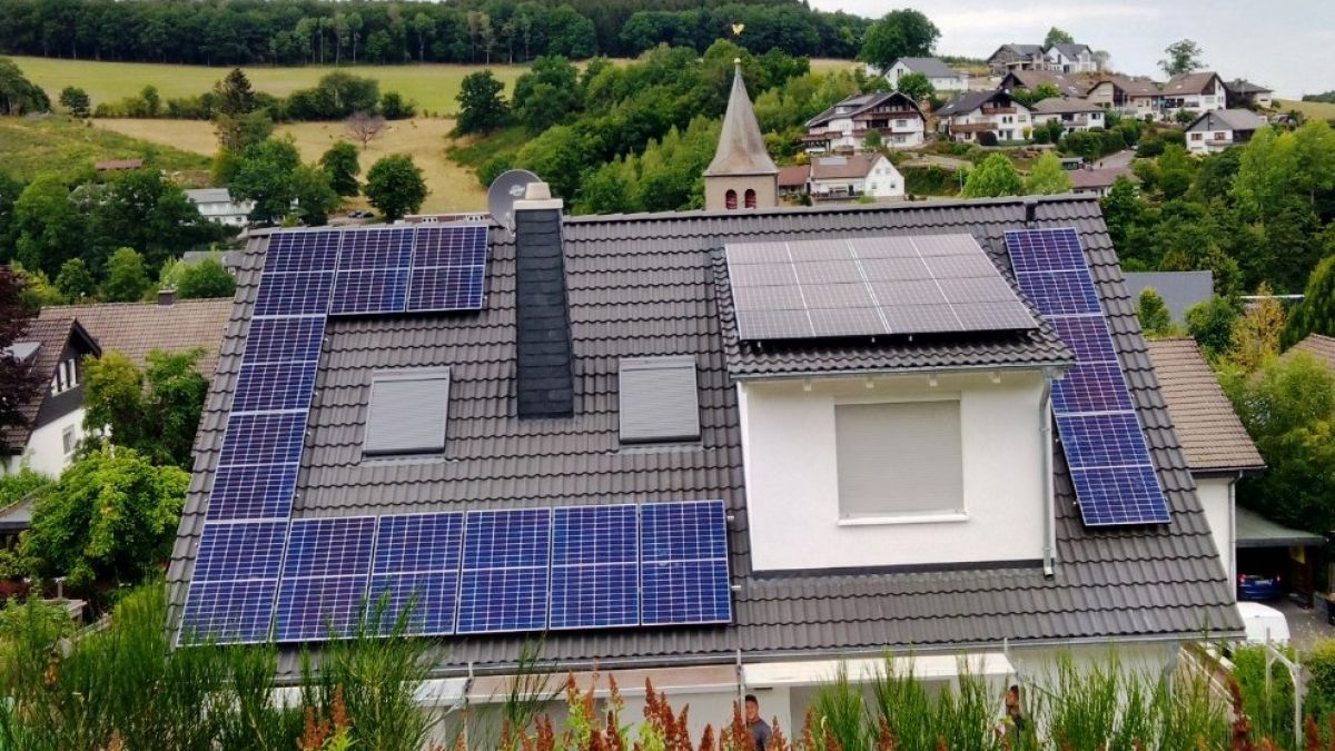 Installierte Photovoltaikanlage auf dem Dach eines Hauses in Oberveischede. von Kreisstadt Olpe