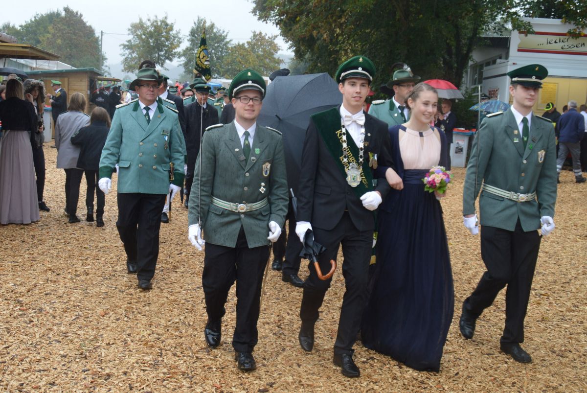 2018: Kreisjungschützenkönig Martin Willmes marschiert mit seiner Königin Sophie Hunold ins Zelt ein. Links dahinter Kreisoberst Markus Bröcher. von Nicole Voss