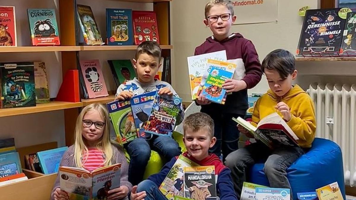 Freuen sich vor allem über die neuen Erstlese-Bücher: Rosa, Leo, Constantin, Johann und David. von privat