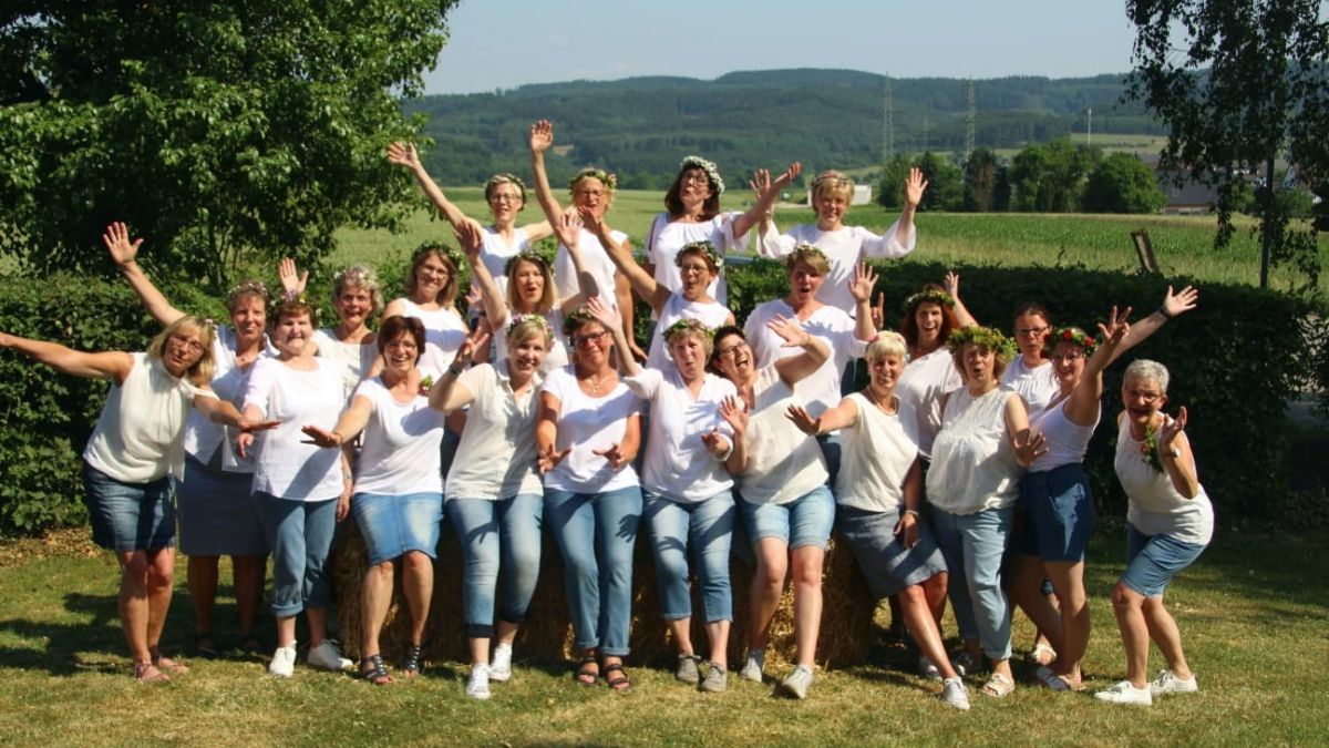 Der Frauenchor HEL-CANTO bei der Midsommar-Party 2019. von privat