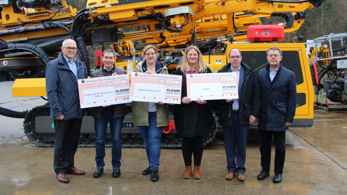 „Spenden statt Geschenke“ bei Klemm Bohrtechnik in Drolshagen: Geschäftsführer Georg Stahl, Dr. Klaus Stocker (Förderverein Musikschule Olpe), Miriam Hubmayer (Kinderhospizverein), Claudia Striemer (IN VIA) sowie die Geschäftsführer Roy Rathner und Dr. Carl Hagemeyer (v.l.). von Lorena Klein