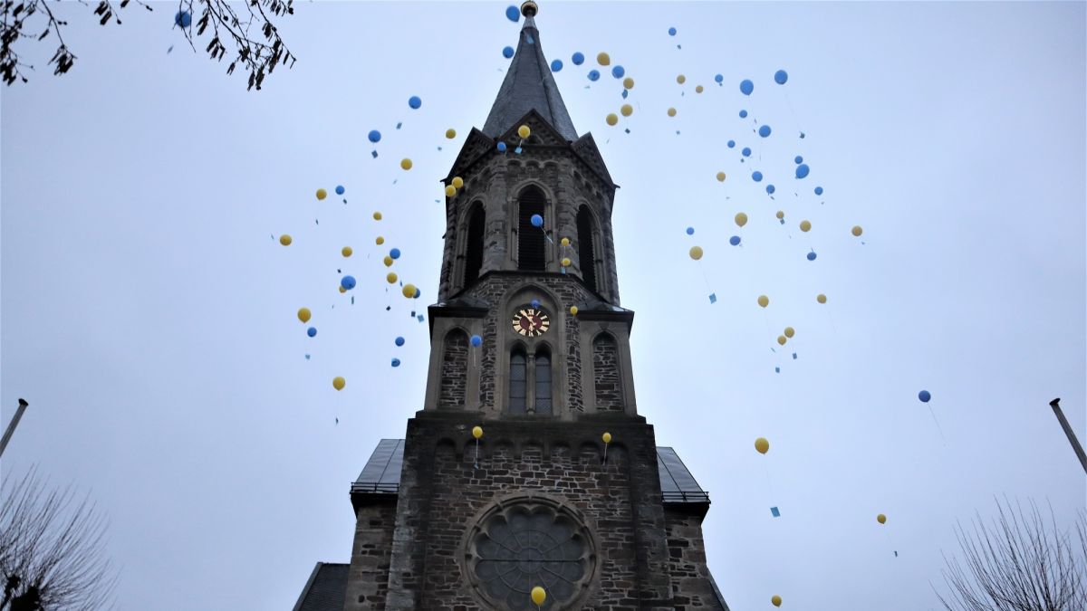 Beim Friedensgebet in Meggen stiegen hunderte Luftballons zum Himmel. von Marita Sapp