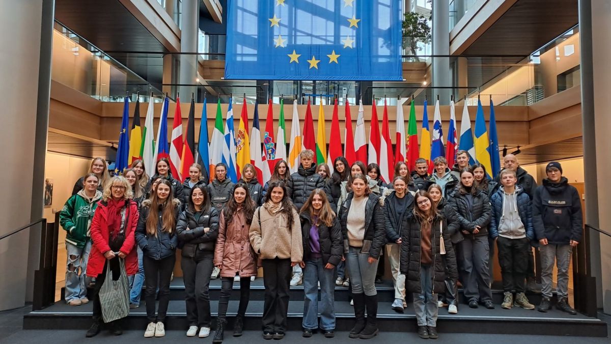 Schüler der St.-Ursula-Realschule im Europaparlament in Straßburg von privat