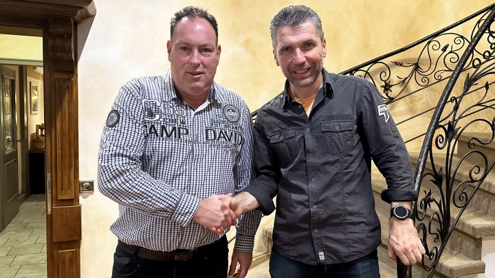 Christian Siepermann (links) vom TTC Wenden und Andreas Koch besiegeln die Partnerschaft mit einem...