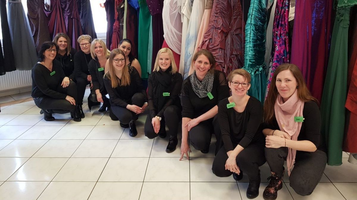 Die Offiziers- und Vorstandsfrauen des Schützenvereins Brün stehen als Beraterinnen zur Seite und sorgen für eine übersichtliche Präsentation der Kleider. von privat