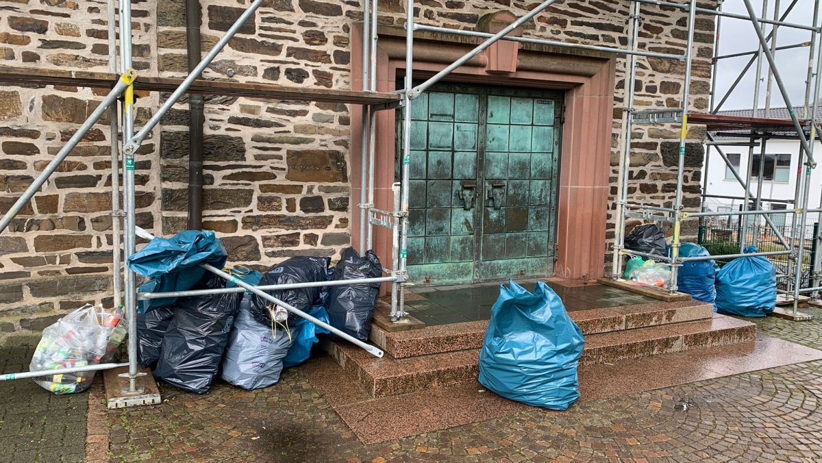 Die Maumker unterstützten die Aktion ihrer Kommunionkinder und gaben an der Sammelstelle tütenweise Pfandflaschen ab. von privat