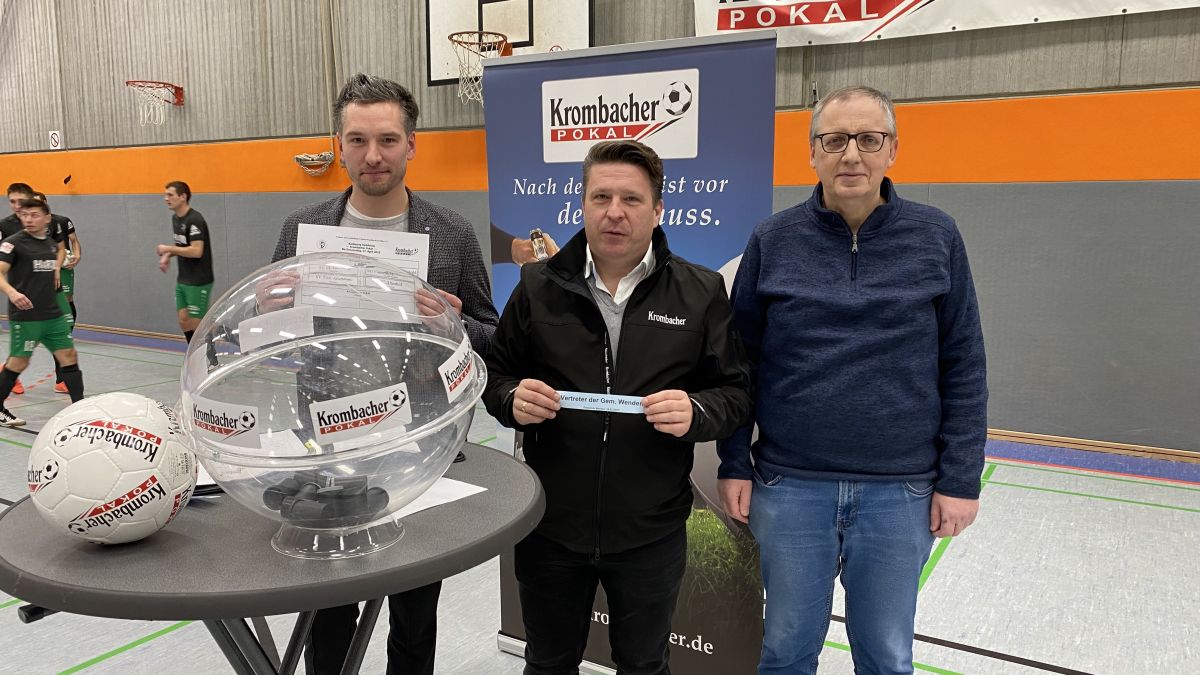 Thomas Will (rechts) und Jens Selter (Mitte) losten im Beisein von André Ruhrmann die Vorrundengruppen des Ü32-Masters aus. von © Hartmut Poggel