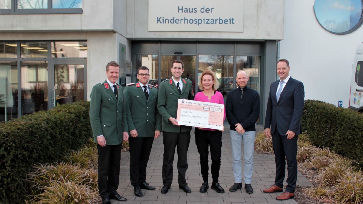 Bei der Scheckübergabe in Olpe (von links): Michael Heite, Dirigent Sören Wehn, Michael Feldmann, Petra Kiwitt, Marcel Globisch und Bürgermeister Peter Weber. von Wolfgang Schneider