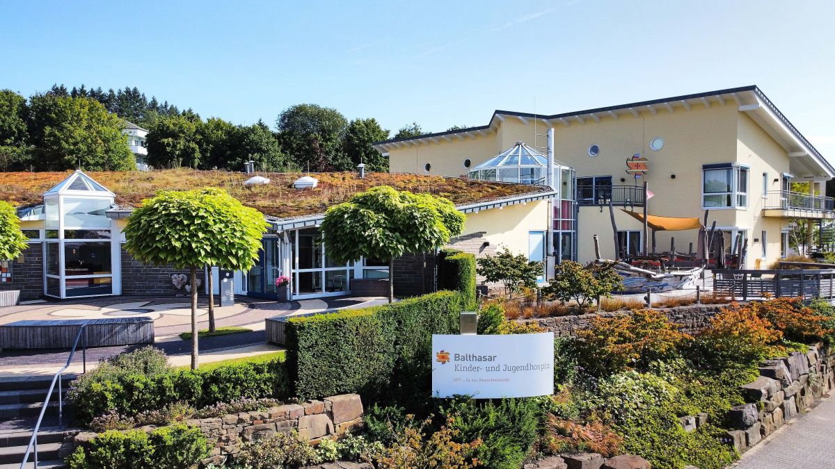 Seit sieben Jahren sind Luuk und seine Familie regelmäßig zu Gast im Kinder- und Jugendhospiz Balthasar in Olpe - eine Auszeit, die allen gut tut und in der sie dank der Unterstützung der Mitarbeiter vor Ort Kraft schöpfen können. von Kathrin Menke