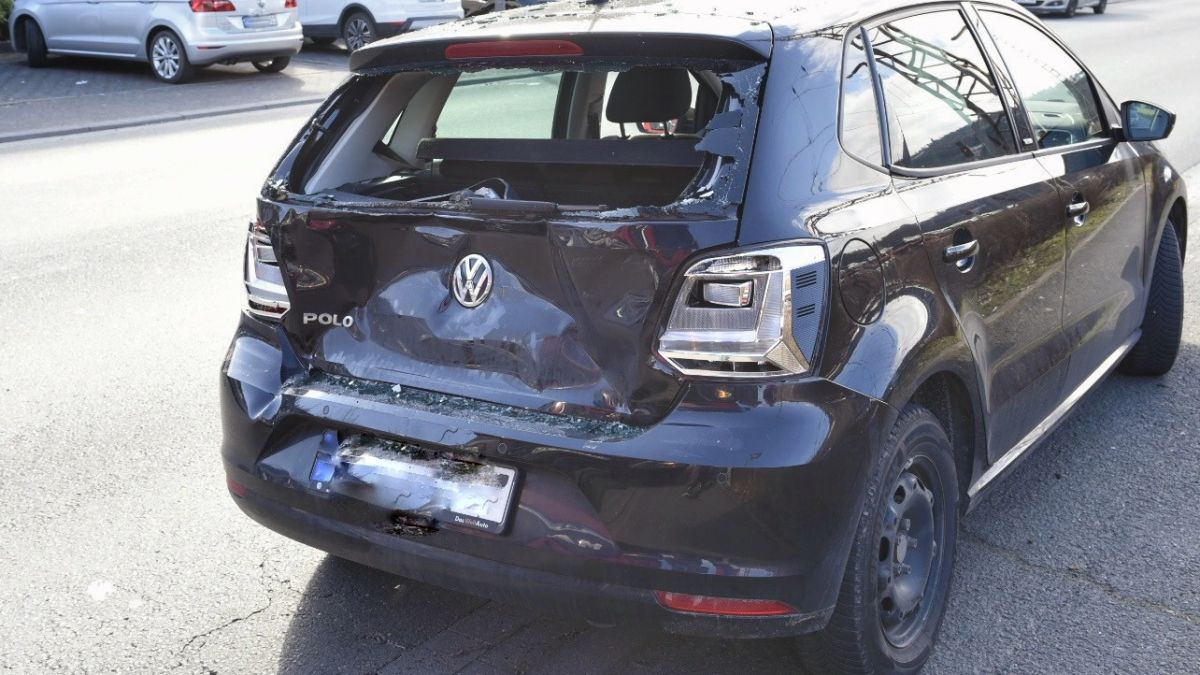 Der Lkw-Fahrer übersah den abbiegenden Pkw und fuhr auf ihn auf. von Nils Dinkel