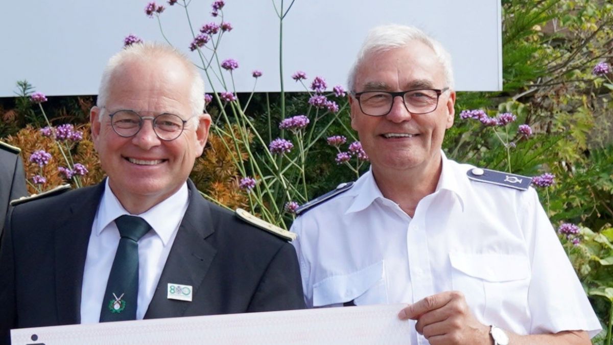 Der Musikverein Lichtringhausen verabschiedete seinen 1. Vorsitzenden Hans-Werner Schulte (rechts) in den Ruhestand. von privat