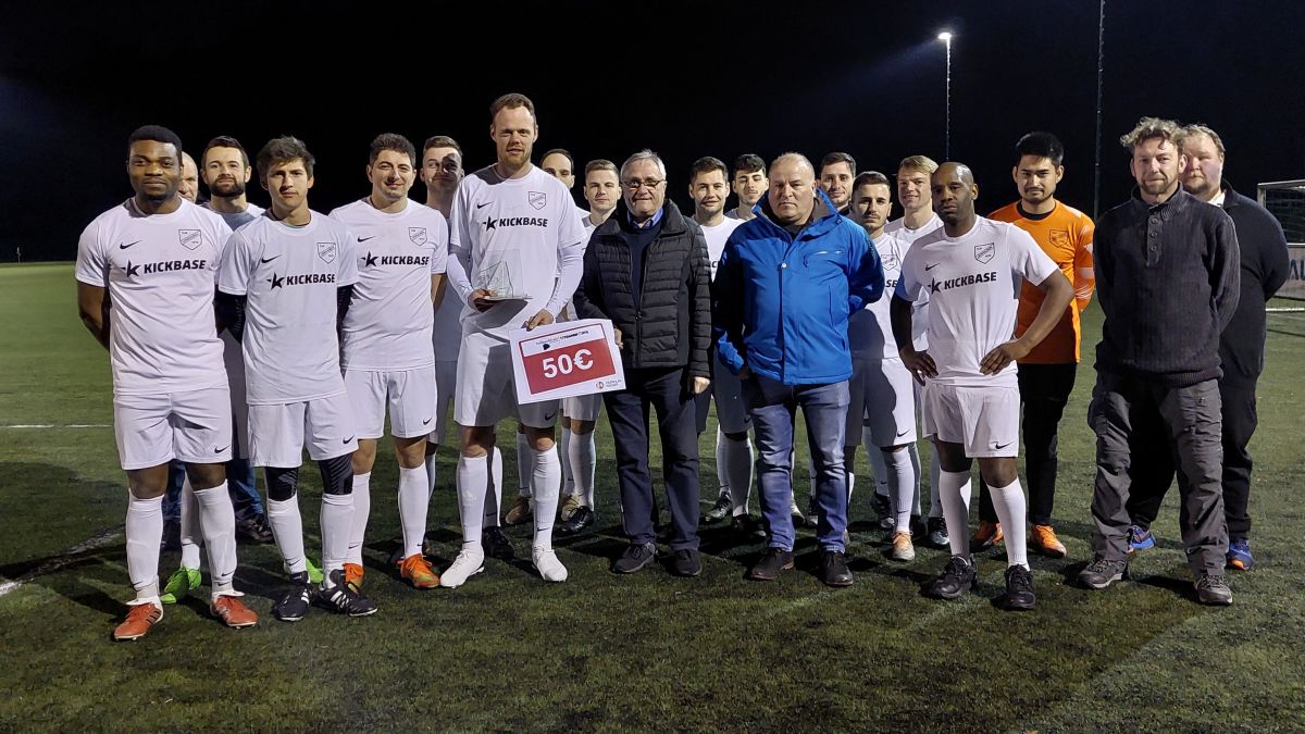 Kreisvorsitzender Joachim Schlüter zeichnete Jan Hildebrandt (TuS Lenhausen) als FLVW-Fairplay-Sieger des Monats aus. von privat