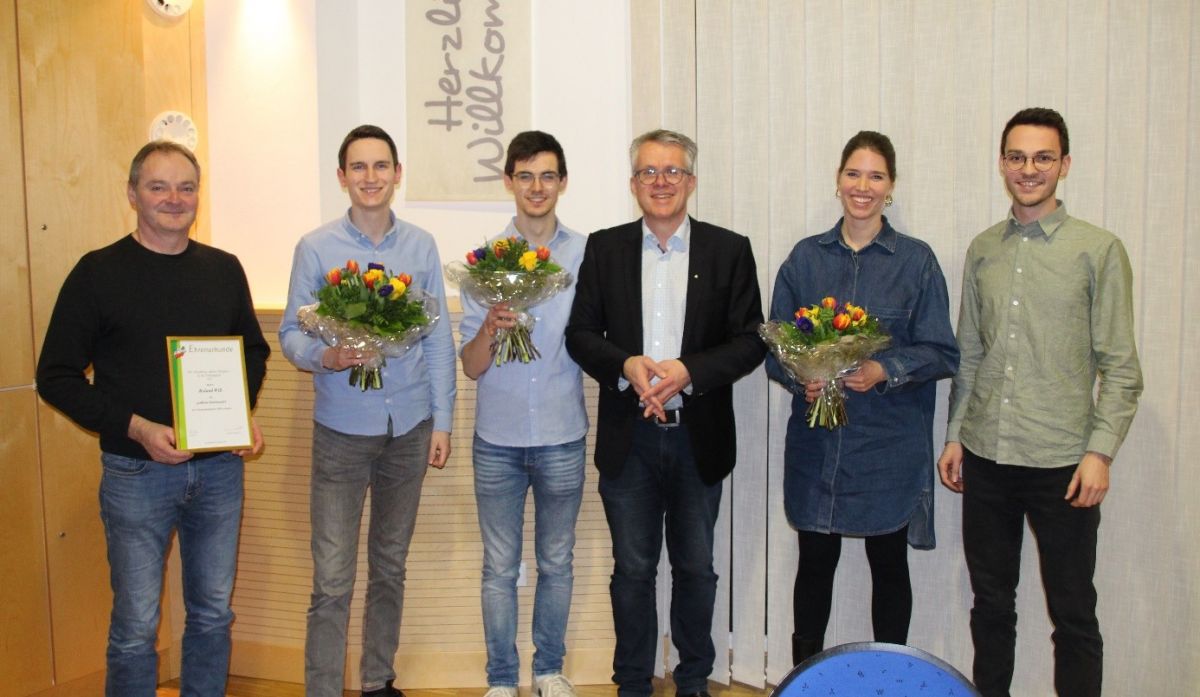 Roland Will (40 Jahre Volksmusikerbund), Timo Dornseifer, Simon Dornseifer (beide 10 Jahre) und Theresa Bongers (20 Jahre) wurden für ihre langjährige Mitgliedschaft im Musikverein ausgezeichnet. von privat
