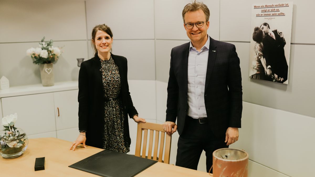 Bürgermeister Tobias Puspas begrüßt die neue Leiterin des Standesamtes Eva-Maria Zeppenfeld. von Stadt Lennestadt