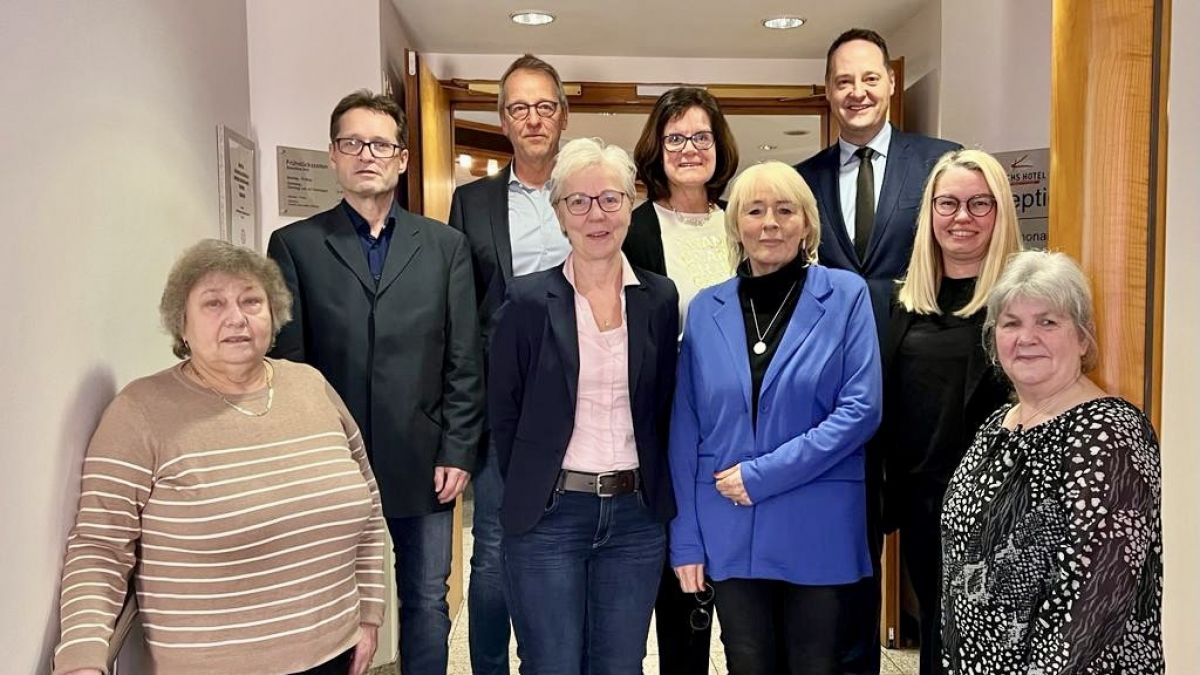 Bürgermeister Peter Weber (hinten rechts) dankte den Jubilaren und Ruheständlern für ihren jahrelangen Einsatz. von privat