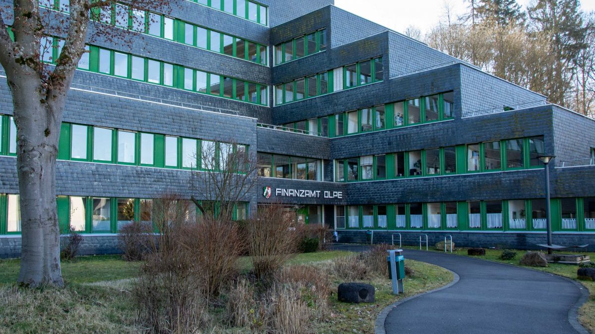 Das Gebäude des Finanzamtes Olpe. von Nils Dinkel