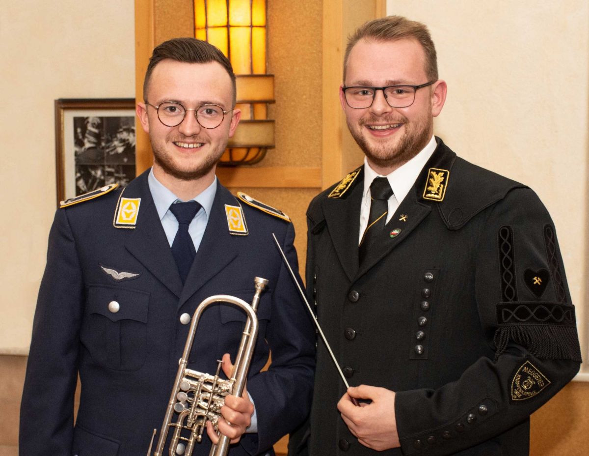 Dirigent Steffen Wesener (r.) mit Ruwen Wesener, der derzeit beim Musikkorps an der Trompete ausgebildet wird. von privat