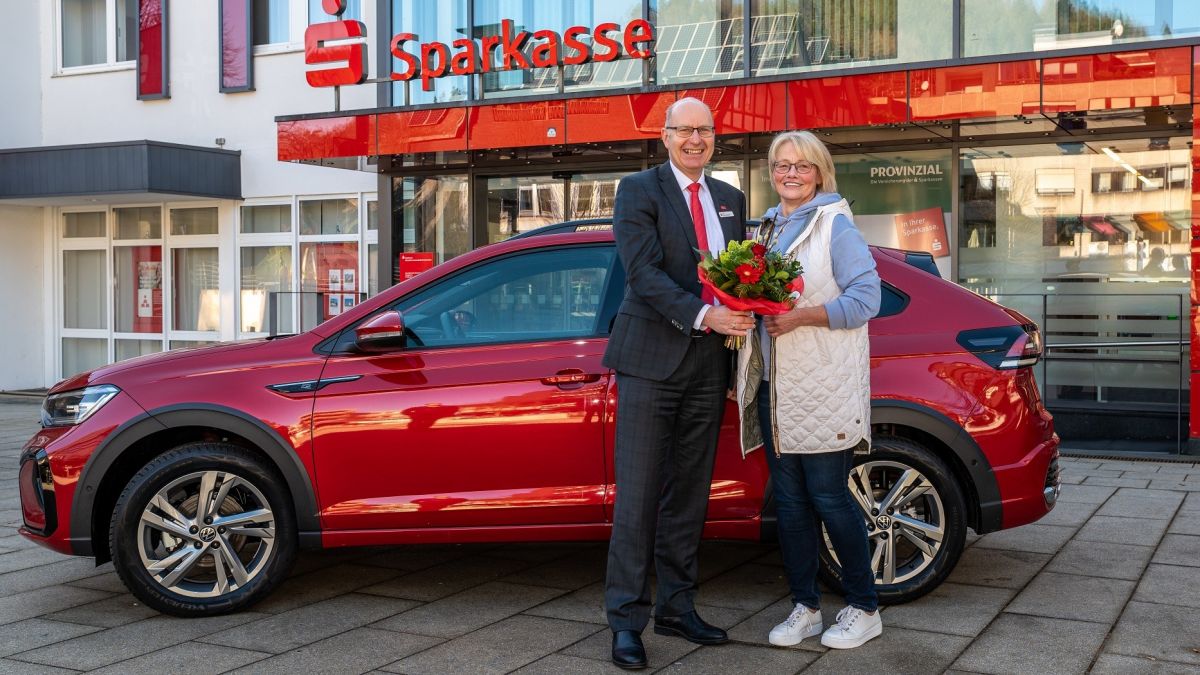 Martina Völmicke und Sparkassen-Kundenberater Dirk Büdenbender bei der Gewinnübergabe. von Sparkasse ALK