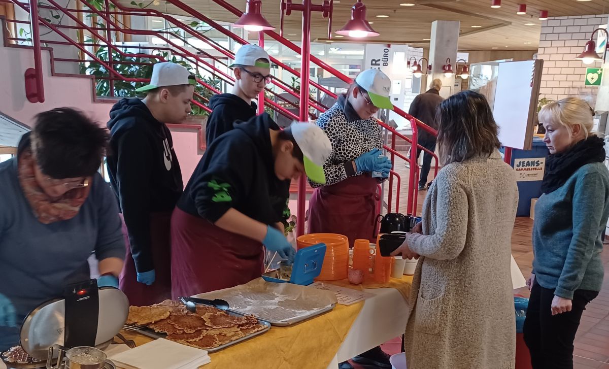 Alle Hände voll zu tun hatten die Schüler bei ihrer ersten Waffel-Aktion im Februar. von privat