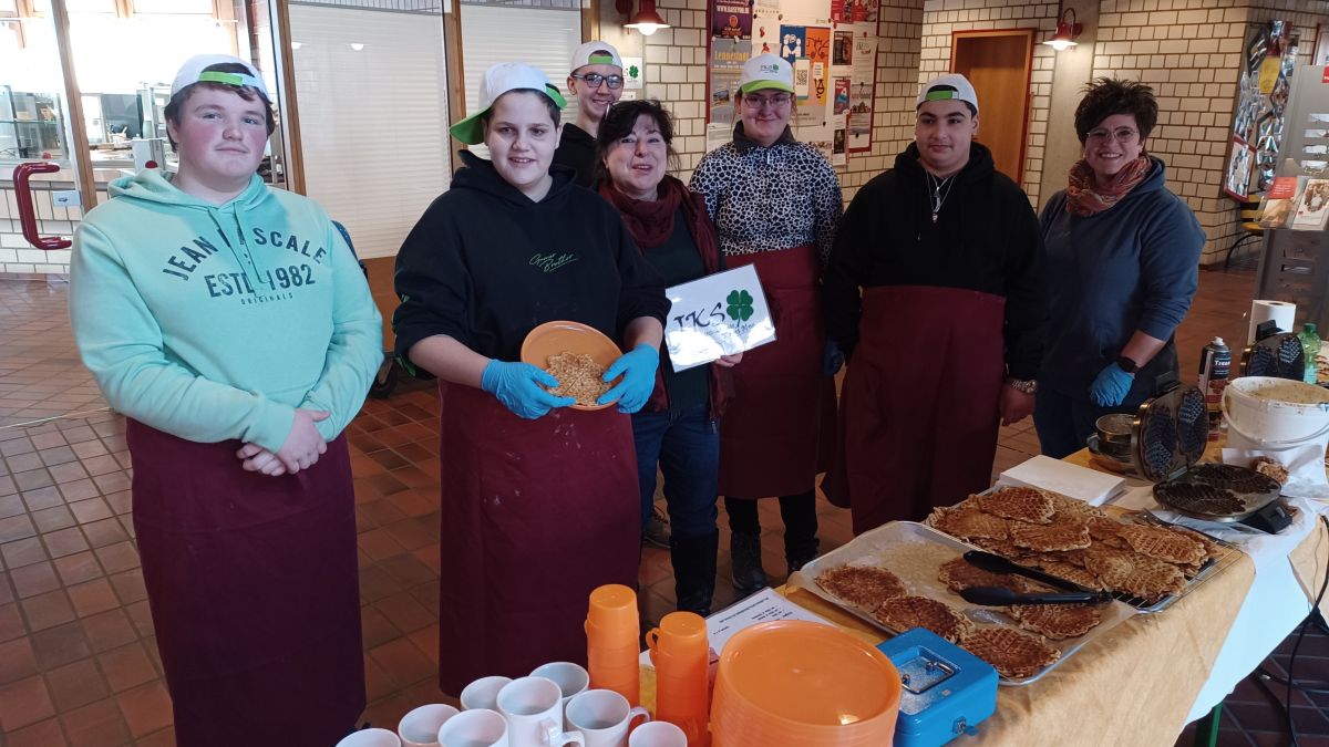 So wie hier Anfang Februar bieten am 9. März Schülerinnen und Schüler der Janusz-Korczak-Schule wieder leckere Waffeln im Rathaus an - übrigens nicht nur für Rathaus-Mitarbeiter, sondern für jeden, der Lust auf eine Waffel hat. von Stadt Lennestadt