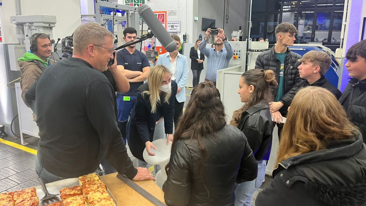 Bei der ersten „Nacht der Unternehmen“ stellten 28 Unternehmen sich und ihre Ausbildungsplätze vor. Jugendliche und Eltern konnten so die Betriebe aus erster Hand kennenlernen. von Kreis Olpe