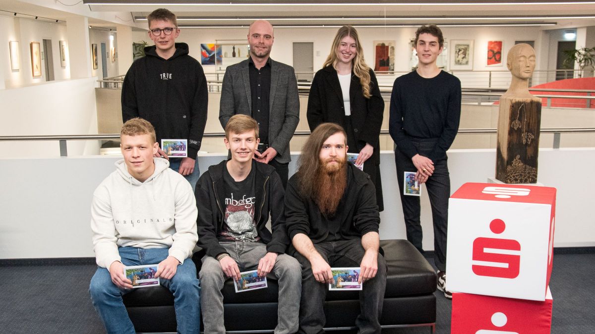 Daniel Stettner, Berater der Sparkasse, gratulierte den Gewinnerinnen und Gewinnerne. Hintere Reihe von links: Jannik Reiche (Team „olpe“), Daniel Stettner, Emma Zarmutek und Moritz Richter (Team „Emma und Moritz). Vordere Reihe von links: Jendrik Stahl, Jonathan Koch und Lucas Ramseger (Team „Rich Uncle Milburn Pennybags“) von Sparkasse ODW