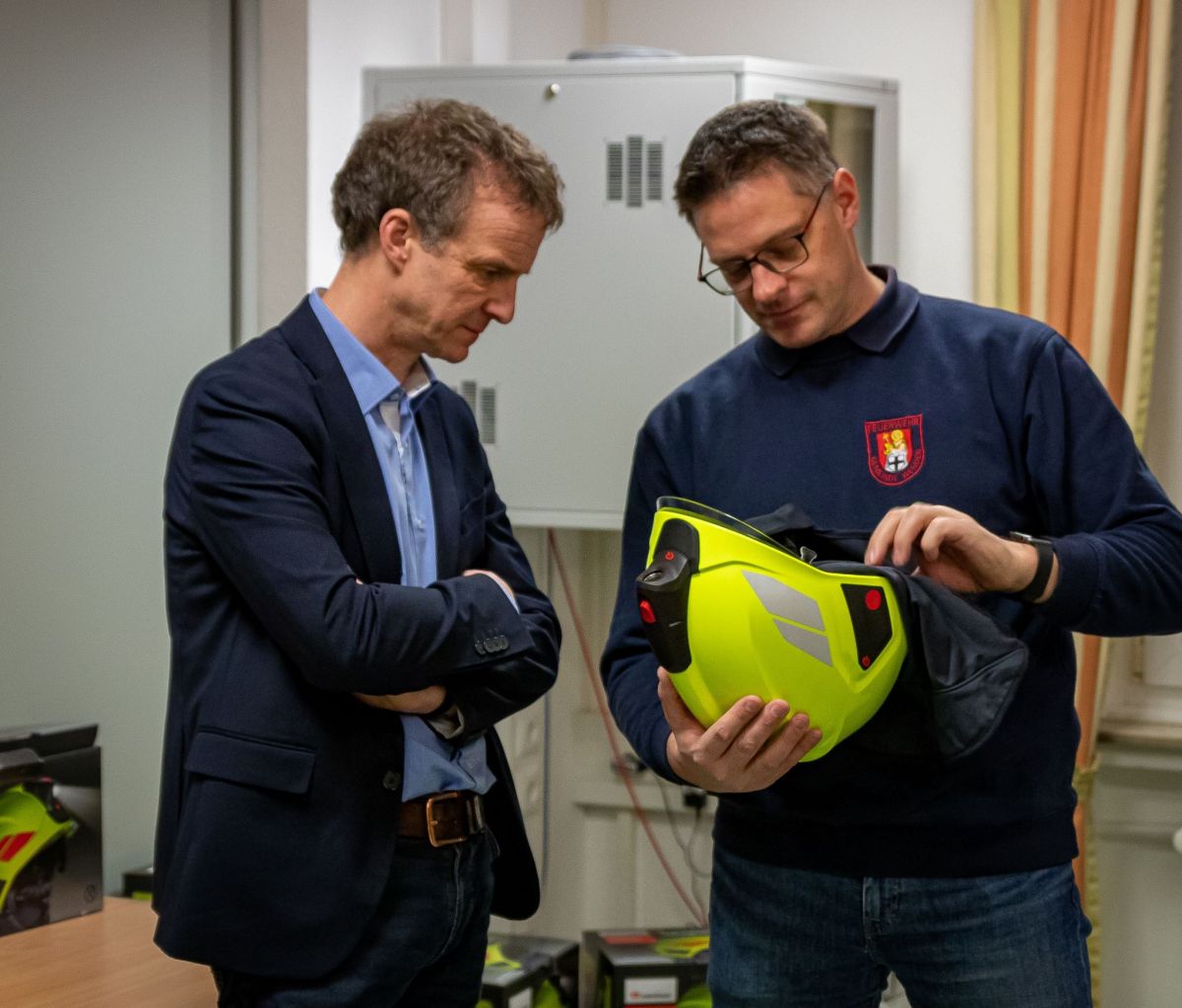 Bürgermeister Bernd Clemens überzeugte sich selbst von der Qualität der Helme im Beisein von Leiter der Feuerwehr Joachim Hochstein. von Feuerwehr Wenden
